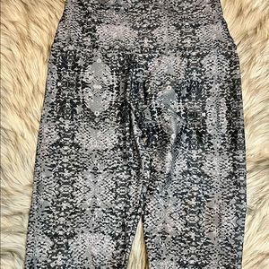 Onzie snake legging